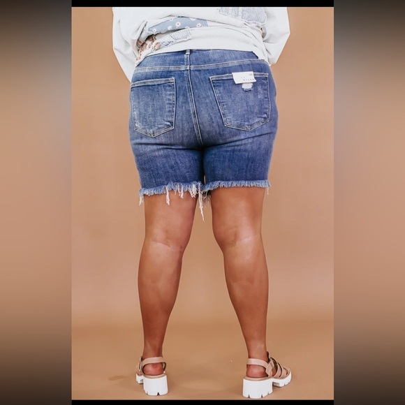 Risen Curvy Max HR Shorts Size 2XL Medium Wash High Rise Distressed NEW - Picture 2 of 15